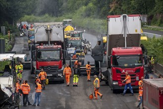 Renewal of the road surface on the A40 motorway between the Kaiserberg junction and Mülheim-Heißen,