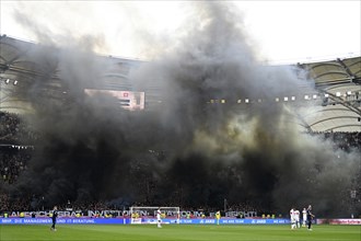 Aktion Schwarze Kurve, VfB Stuttgart Ultras, fans, express protest, black smoke, smoke, Bengalos,