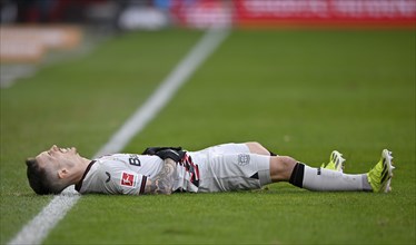 Alejandro Grimaldo Bayer 04 Leverkusen (20) lies injured on the ground, injury, Voith-Arena,