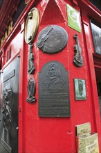 Information plaque about Sir William Temple outside the Temple Bar pub, Dublin city centre,