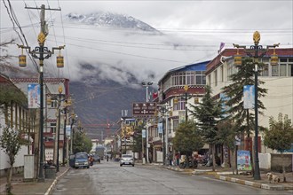 Street in the Tibetan town Dawu, Sichuan Province, China, Asia