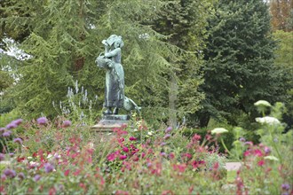 Sculpture Gänseliesel by Albert Schultz 1900, female figure with basket, goose figure and flower