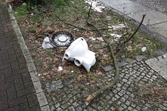 Toilet on a pavement, illegal waste disposal in the Berlin district of Wedding, 15.02.2024