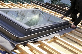 Installation and assembly of new roof windows as part of a roof covering