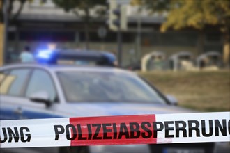 Symbolic image: Police cordon with police car in the background