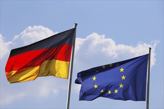 Deutsche und europäische Flagge wehen im Wind (German and european flag wave in the wind)