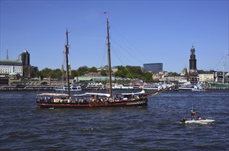 Europe, Germany, Hamburg, Elbe, View across the Elbe to the St. Pauli Landungsbrücken, Skyline St.