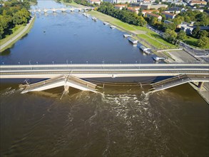 A section of the Carola Bridge has collapsed for unknown reasons. Over a length of around 100