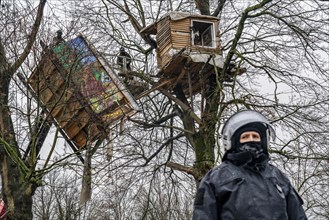 2nd day of the clearing of the hamlet Lützerath, by the police, of tree houses and huts, of climate