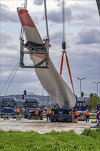 Preparation for the transport of a 68 metre long blade, a wind turbine, with a self-propelled