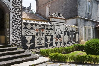 Detailaufnahme einer alten Mauer mit aufwändigen Mosaikmustern in einem historischen Gebäude,