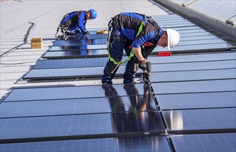 Installation of solar modules on the roof of a commercial enterprise, over 400 photovoltaic modules