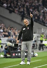 Coach Frank Schmidt 1. FC Heidenheim 1846 FCH on the sidelines, gestures, gesture, TV camera,