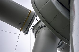 Erection of a wind turbine, wind energy plant, assembly of the third blade, with a crawler lattice