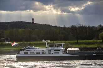 Cargo ship on the Rhine near Duisburg-Beeckerwerth, Rheinpreussen spoil tip in Mörs, spoil tip sign