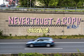 Graffiti, mural on the A40 motorway, Mülheim-Styrum junction, Never trust a cop, criticism of the