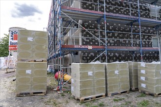 Energy-efficient refurbishment of an apartment block, thermal insulation, new windows and new roof