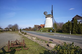 Windmill Hummelbecker Mühle under a cloudless blue sky, a Wall-Holländer, and a historical plough