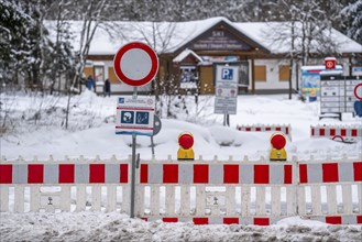 Indications of a ban on entering, car park of a ski area in Winterberg, during the Corona crisis,