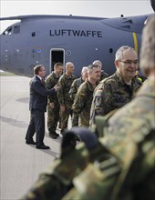 Federal Minister of Defence Boris Pistorius, SPD, bids farewell to the 20 or so soldiers of the