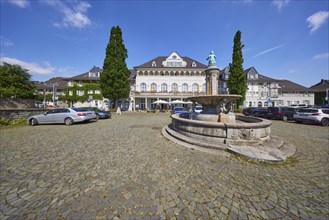 Gasthof zur Margarethenhöhe and Schatzgräberbrunnen in the Margarethenhöhe estate, Essen, Ruhr