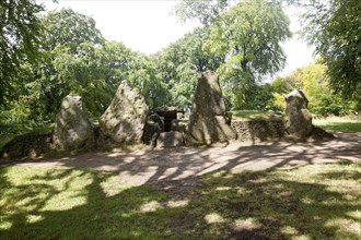 Wayland´s Smithy is an historic Neolithic chambered long barrow on the Ridgeway near Ashbury,