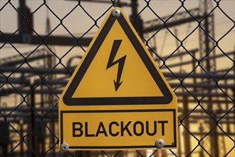 Symbolic image: The word blackout is written under a sign that usually warns of high voltage