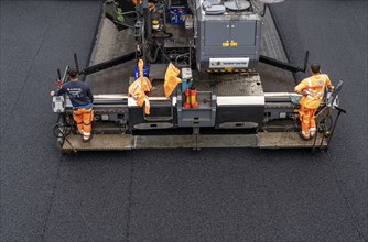 Renewal of the road surface on the A40 motorway between the Kaiserberg junction and Mülheim-Heißen,