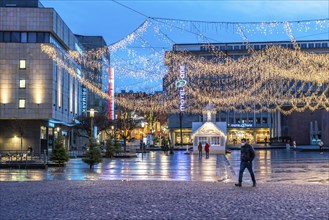 Christmas lockdown in the Corona crisis, empty shopping street, closed shops, hardly any