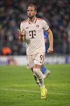 Goal celebration, Harry Kane FC Bayern Munich FCB (09) celebrates hat-trick, gesture, three goals,