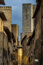 Medieval alley, old town, architecture, building, evening sun, light mood, San Gimignano, Tuscany,