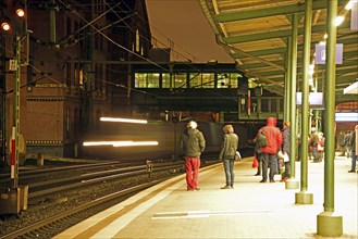 Europe, Germany, Hamburg, Harburg, railway station at night, platform, Hamburg, Hamburg, Federal