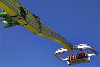 An employee works at the Chaos Pendulum ride at a dizzying height, Cranger Kirmes, Herne, Ruhr