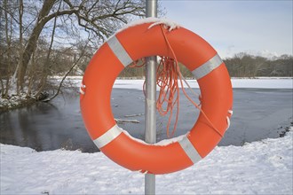 Lifebuoy, winter, carp pond, ice, Treptower Park, Treptow, Treptow-Köpenick, Berlin, Germany,