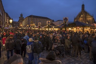 Visitors at the Nuremberg Christmas Market on Saturday evening, Nuremberg, Middle Franconia,