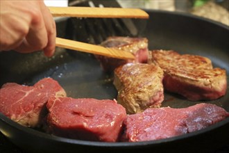 Fry the fillet of beef in a pan