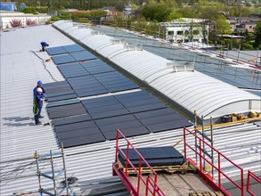 Installation of solar modules on the roof of a commercial enterprise, over 400 photovoltaic modules