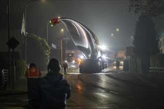 Transport of a 68 metre long, 22 tonne blade of a wind turbine, here in Breckerfeld, with a