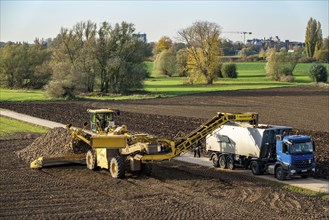 Sugar beet harvest, loading the harvested beet onto a lorry with a self-propelled cleaning loader