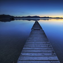 Jetty on Lake Chiemsee after sunset, the Alps in the background, Chieming, Bavaria, Germany, Europe