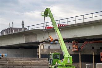 Work on the A40 motorway bridge, Schlachthofbrücke, the bridge piers for the new bridge are already