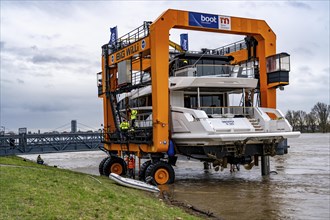 Craning the €6.3 million Sunseeker 88Y motor yacht, weighing 82 tonnes, in preparation for the