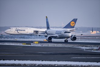 Lufthansa Boeing 747-8, Discover Airbus A320-200, on the way to Runway West, Frankfurt FRA Airport,