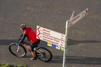 Cyclists on a path, Rhine embankment path, signpost for cyclists, Düsseldorf, North