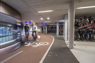 Bicycle car park at Utrecht Centraal railway station, Stationsplein, 3 underground levels, over 13,