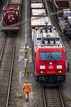 Shunter, railway worker, shunting locomotive, at the Hagen-Vorhalle marshalling yard, one of the 9