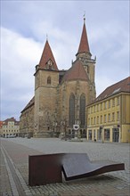 Sculpture Horizontal Development by Thomas Röthel 2004 and Martin-Luther-Platz with St. Johannis