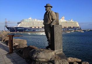 'Pescador de Viejas' sculpture by Juan Miguel Cubas Sanchez, 2003, Puerto del Rosario,