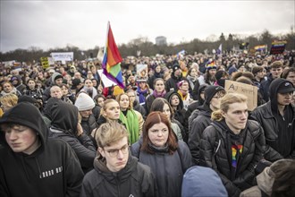 150, 000 people gather around the Bundestag in Berlin to build a human wall against the shift to