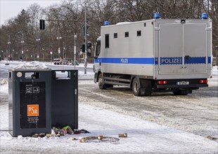 Full rubbish bin, Platz des 18. März, Brandenburg Gate, Berlin, Germany, Europe